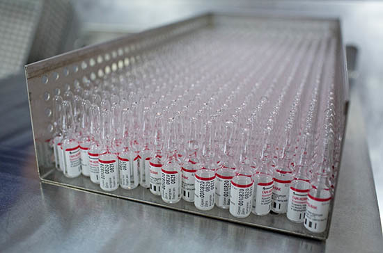 Первые партии вакцины против коронавируса выпустят в течение двух недель