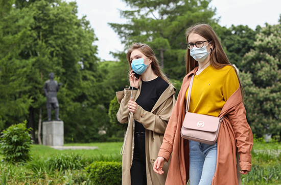 В Госдуме предложили обеспечить школьников и студентов медицинскими масками бесплатно