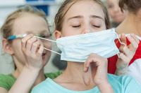 ВОЗ рекомендовала носить медицинские маски детям с 12 лет