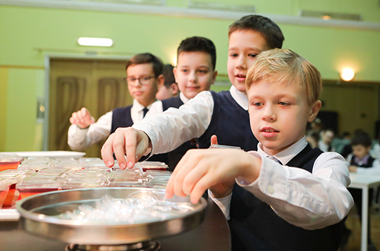 Путин поручил кабмину разработать поэтапный график организации горячего питания школьников