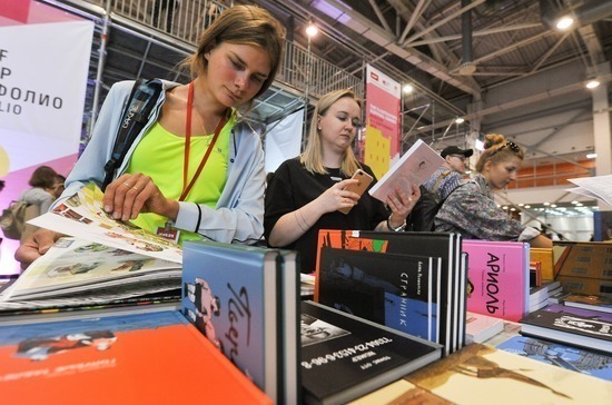Минпромторг предлагает запретить фотографировать книги в магазинах