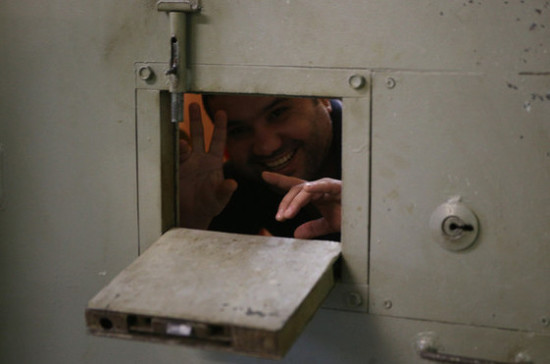 Нарушителей порядка в тюрьмах предлагают посадить в одиночные камеры