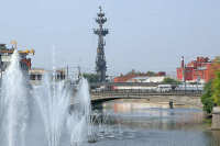 Бронзовый Пётр стоит на стрелке Москвы-реки уже 23 года