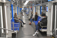 В Роспотребнадзоре заявили о наличии COVID-19 на поверхностях в метро