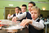Школьникам Петербурга компенсируют траты на диетическое питание
