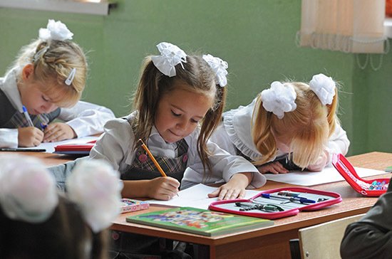 Московские власти заявили о продолжении очного обучения в школах и вузах