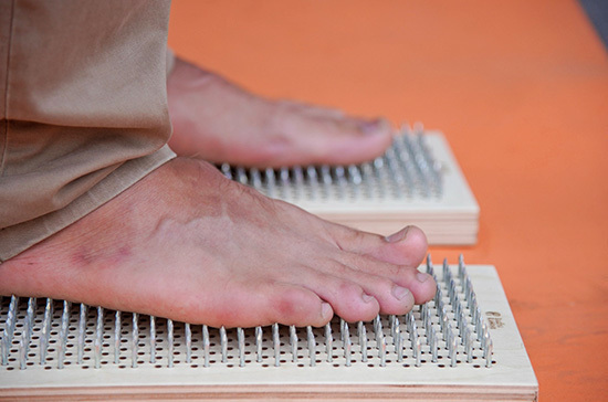 В Красноярске установили мировой рекорд по самому долгому стоянию на гвоздях