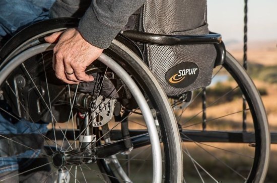 Инвалидам предлагают выдавать трости и коляски без привязки к месту жительства