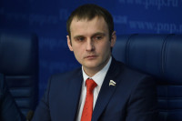 Сенатор Леонов: опекуны в России не могут получить ежемесячную выплату на детей