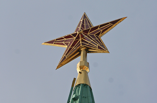 Первую пятиконечную звезду установили над Московским Кремлём 85 лет назад