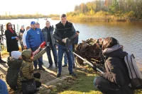 «Пока мы не можем сказать точно — артиллерийский снаряд или авиабомба уничтожили грузовик, – заявил участник экспедиции, первый заместитель председателя Комитета Совета Федерации по науке, образованию и культуре Дмитрий Василенко. – Да и не важно это сегодня. Важно другое. То, что благодаря огромной работе, проделанной поисковиками, у нынешнего поколения будет ещё одна возможность прикоснуться к истории. Истории скорби, истории подвига нашего народа». Фото: пресс-служба Совета Федерации