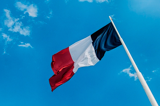 Французские посольства по всему миру усилят меры безопасности