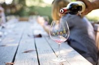 Диетолог рассказала, сколько бокалов вина можно выпивать в неделю