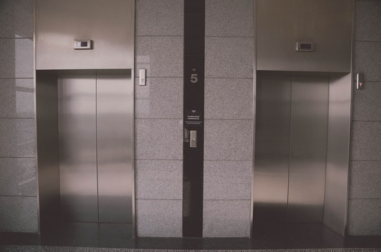 В Роспотребнадзоре предупредили об опасности лифтов из-за коронавируса 