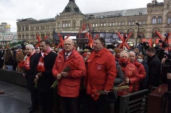 Коммунисты возложили цветы к мавзолею в честь годовщины Октябрьской революции 