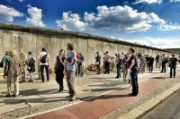 Берлинскую стену начали разрушать 31 год назад