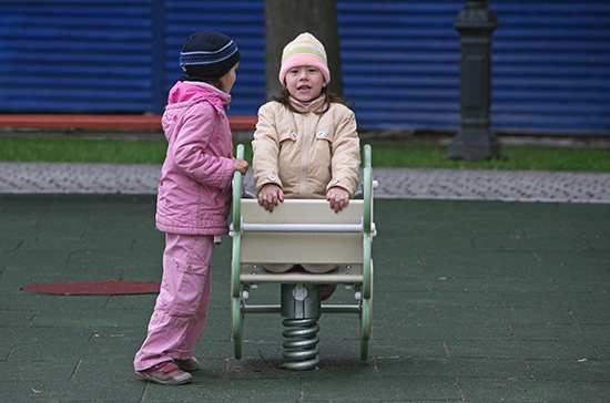 На выплаты семьям с детьми от 3 до 7 лет выделили 61,8 млрд рублей 