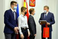 Лукин в Воронеже вручил награды юным героям