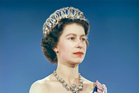 Елизавета II три недели училась носить корону