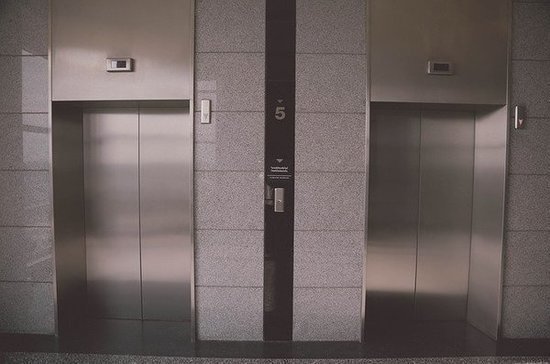 Кабмин одобрил выделение средств на ускоренную замену лифтов