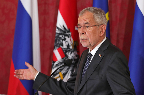 Президент Австрии выступил за принятие беженцев с острова Лесбос