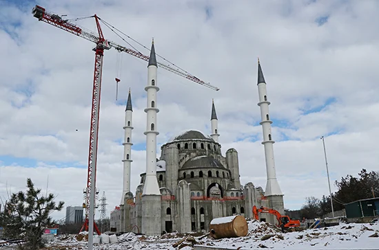 Соборная мечеть в Симферополе должна быть сдана к концу 2021 года. фото: Алексей Васильев / ПГ