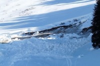 Спасатели обнаружили тело погибшего при сходе лавины в Донбае