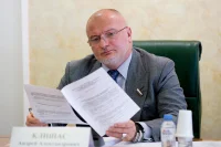 Блестящий юрист Андрей Клишас, возглавляющий сегодня комитет Совета Федерации по конституционному законодательству и государственному строительству, свой путь в науке начал с изучения истории философии в Уральском государственном университете. Но уже после третьего курса перешёл в РУДН, где посвятил себя юриспруденции. В 2008 году успешно защитил диссертацию, которая, кстати, касалась конституционного правосудия, и стал доктором юридических наук. Фото: flickr.com/sf_press