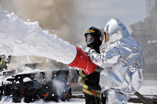 Трое пожарных пропали при тушении огня на складе в Красноярске