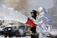 Трое пожарных пропали при тушении огня на складе в Красноярске