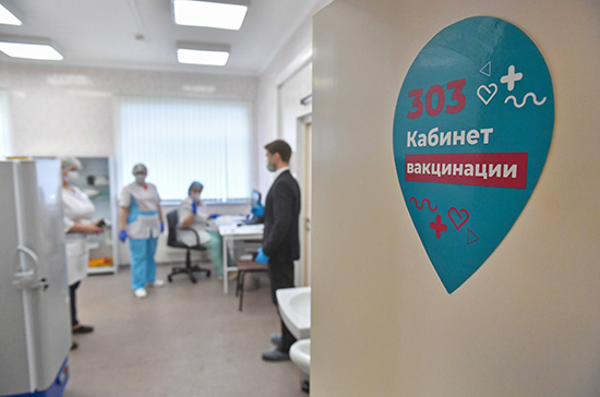 Врач считает возможным привить от коронавируса 60% россиян к середине года