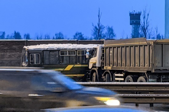 В Свердловской области на трассе «М5» столкнулись 20 автомобилей