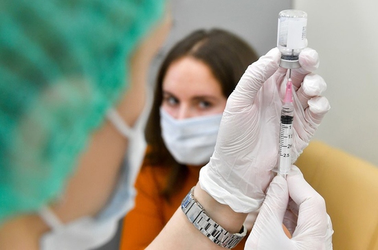 В Госдуме предлагают обязать соцсети блокировать фейки о вакцинации