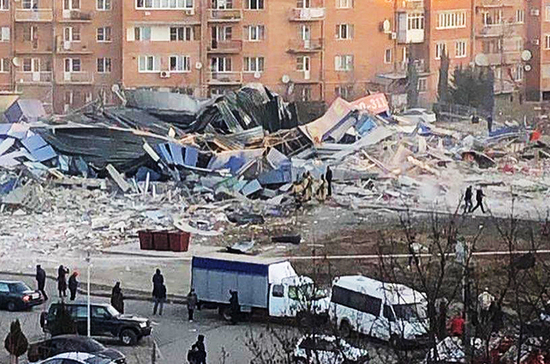 Одному человеку удалось выбраться из-под завалов разрушенного супермаркета во Владикавказе