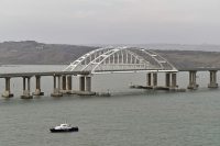 Крымский мост закрыли из-за снегопада