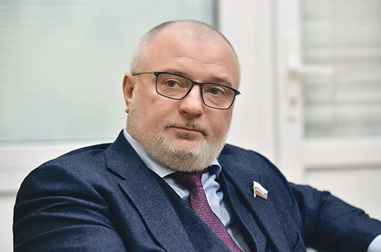 Клишас объяснил, почему Навального судят за клевету на ветерана 