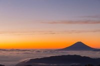 Вулкан Эбеко выбросил на высоту 2,5 километра столб пепла