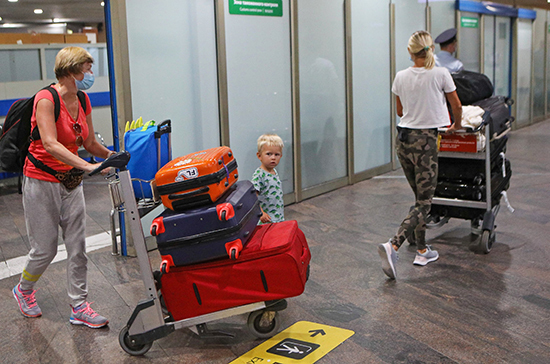 Законным представителям дадут право запрещать несовершеннолетним выезжать из России
