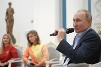 Путин призвал занимать молодежь позитивным контентом