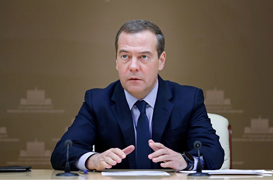 Медведев предложил освободить многодетных от налога на землю без инфраструктуры