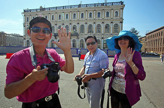 Иностранным туристам предлагают продлить визы до полугода