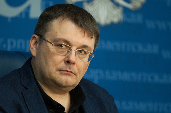 Депутат предложил ввести штрафы за использование флага России на незаконных акциях