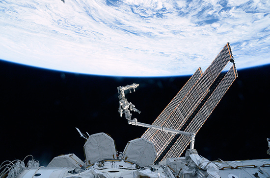 Из отсека МКС с трещинами продолжается утечка воздуха, сообщил космонавт