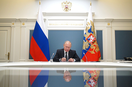 Путин отметил парламентариев госнаградами
