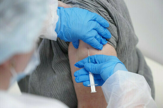 Правительство внесёт в Госдуму проект о включении прививки от коронавируса в нацкалендарь