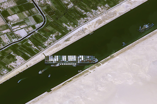 В Суэцком канале не смогли снять с мели застрявший контейнеровоз
