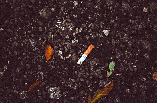 В Британии хотят обязать табачные компании оплачивать уборку улиц