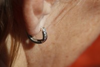 Косметолог назвала риски самостоятельного прокалывания ушей