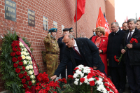 Коммунисты возложили цветы к могиле Гагарина