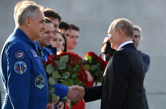 Путин возложил цветы к памятнику Гагарину в Энгельсе